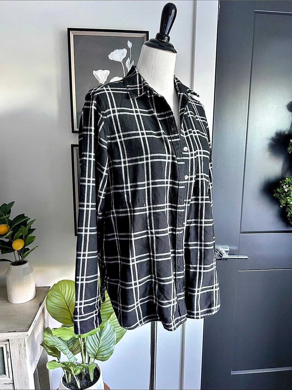 Lightweight Shacket flannel M Plaid Button Down in Black & White Like New